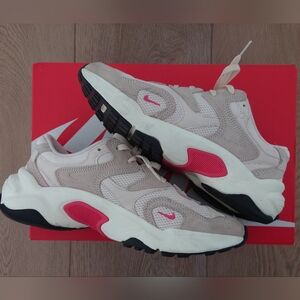 Nike AL8 Women Size 8 Like New Sold Out color